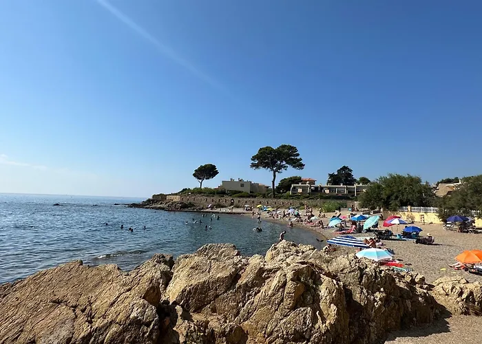 Studio 3 Pers Climatise Renove, Au Calme, Idealement Situe Proche St Raphael-St Tropez, Plage Et Commerces A Pieds