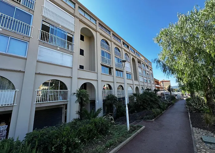 Studio 3 Pers Climatise Renove, Au Calme, Idealement Situe Proche St Raphael-St Tropez, Plage Et Commerces A Pieds