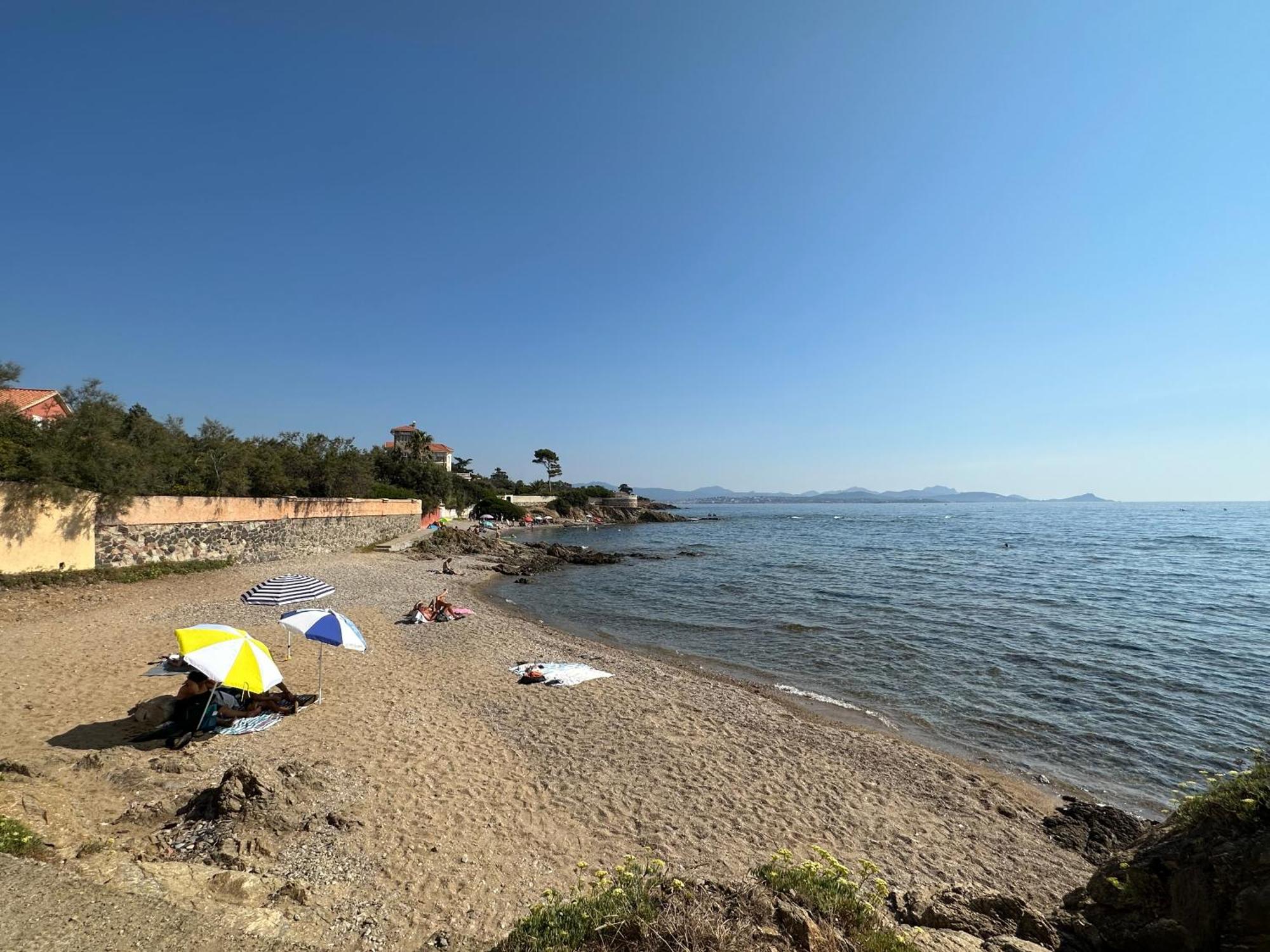 Tranquil Studio: Coastal Comfort Near St. Raphael & St. Tropez Apartment *