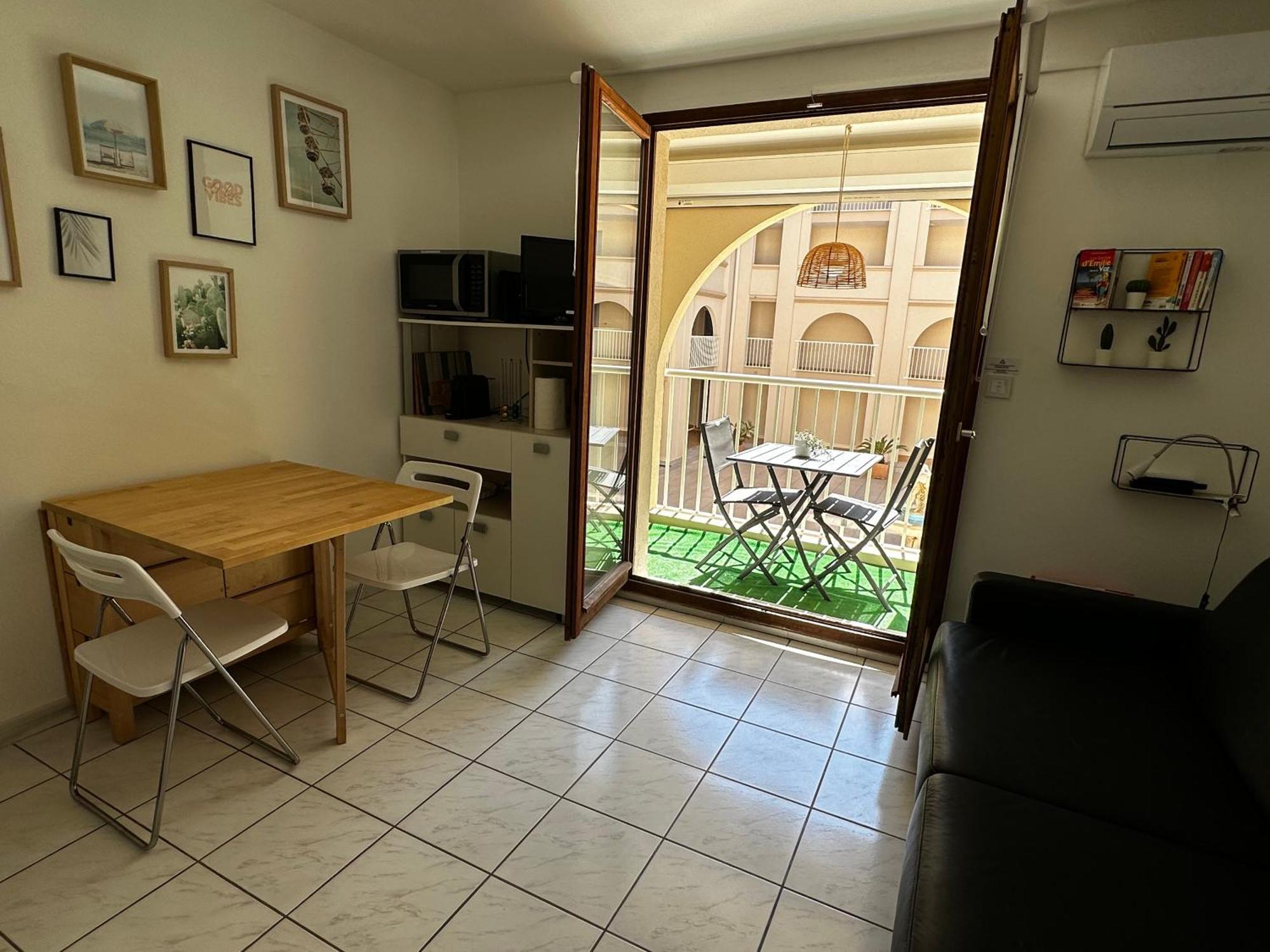 3 Pers Climatise Renove, Au Calme, Idealement Situe Proche St Raphael-st Tropez, Et Commerces A Pieds *