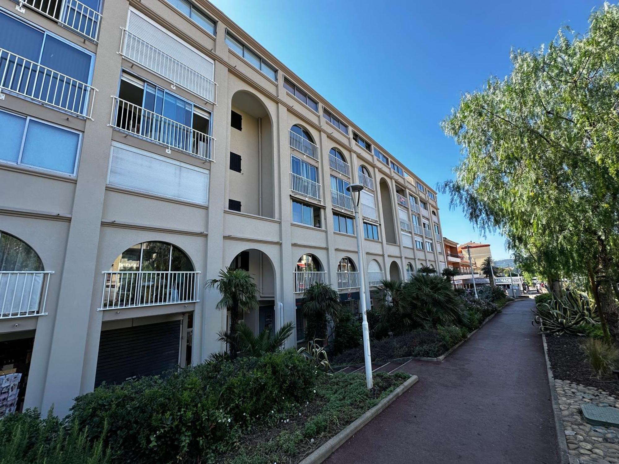 3 Pers Climatise Renove, Au Calme, Idealement Situe Proche St Raphael-st Tropez, Et Commerces A Pieds Apartamento