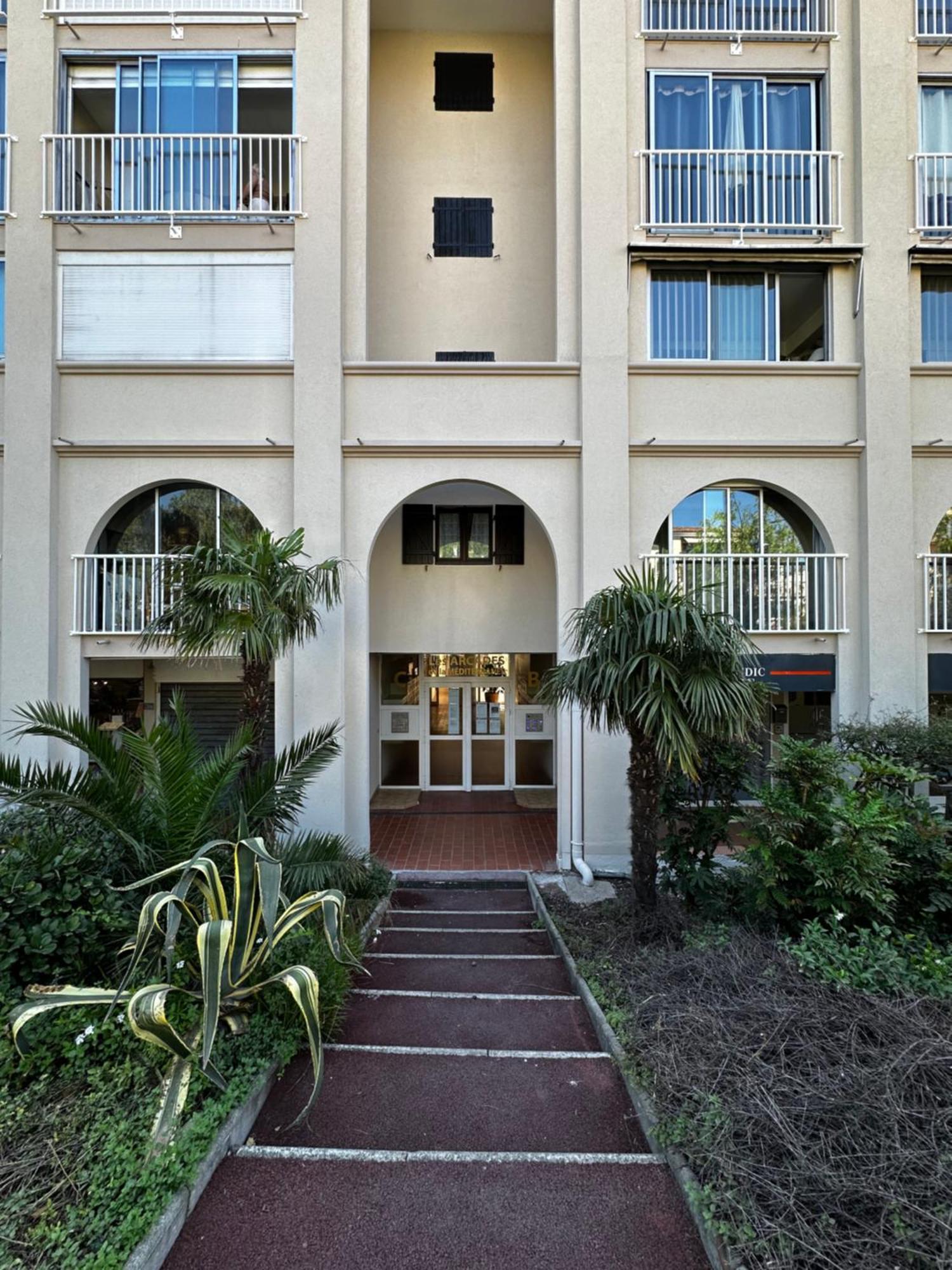 3 Pers Climatise Renove, Au Calme, Idealement Situe Proche St Raphael-st Tropez, Et Commerces A Pieds Appartement